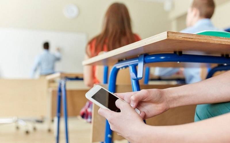 Şagirdlərin məktəbə telefon aparması qadağan edilir? - Nazir cavab verdi