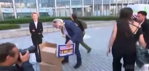 Belçikalı iqlim fəalları irlandiyalı iş adamının üstünə tort atdı - VİDEO