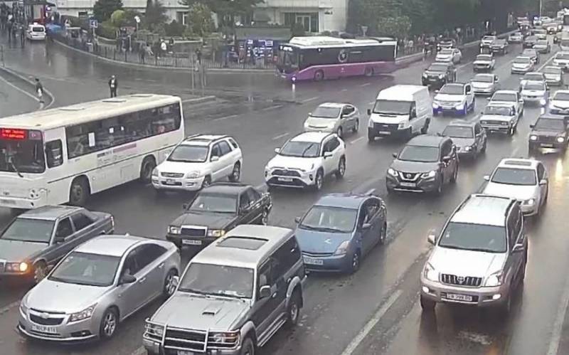 Bakının bir sıra yollarında tıxac yarandı - SİYAHI