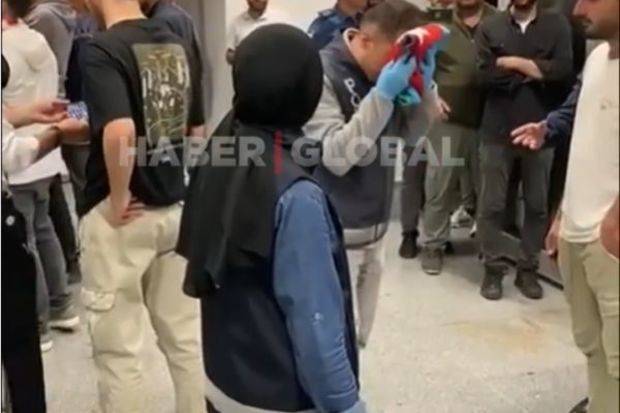 Bayrağımızı öpən türk polis mükafatlandırıldı - VİDEO/FOTO