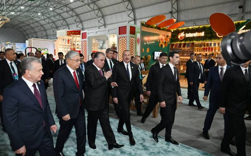 Prezident Düşənbədə sərgiyə qatıldı - YENİLƏNDİ (FOTO)