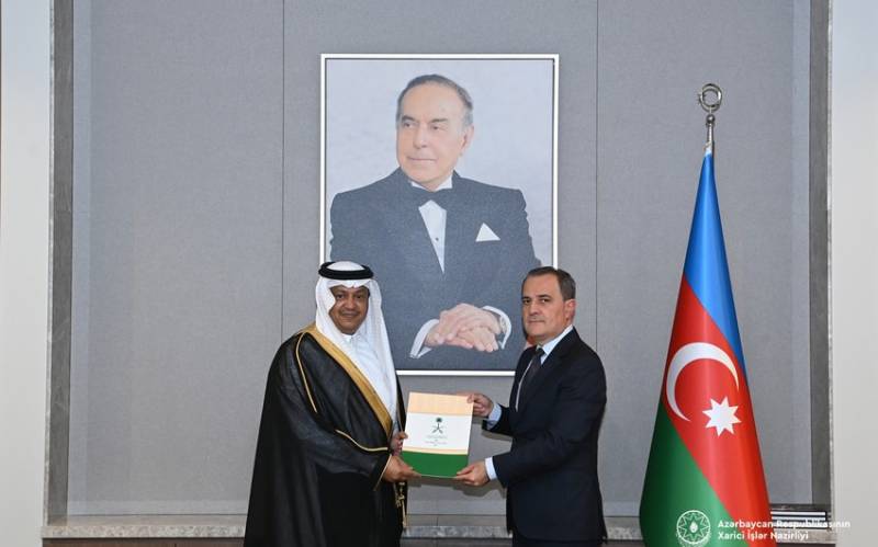 Səudiyyə Ərəbistanının yeni səfiri etimadnaməsinin surətini Azərbaycan XİN başçısına təqdim etdi