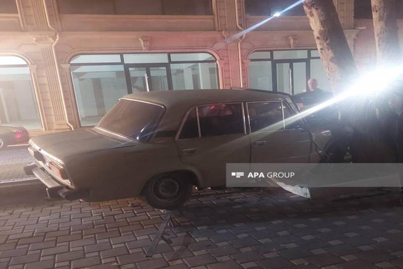 Gəncədə minik maşını ağaca çırpılıb - FOTO