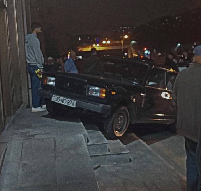 Bakıda qəza: \"VAZ\" səkiyə çıxdı - FOTO/VİDEO