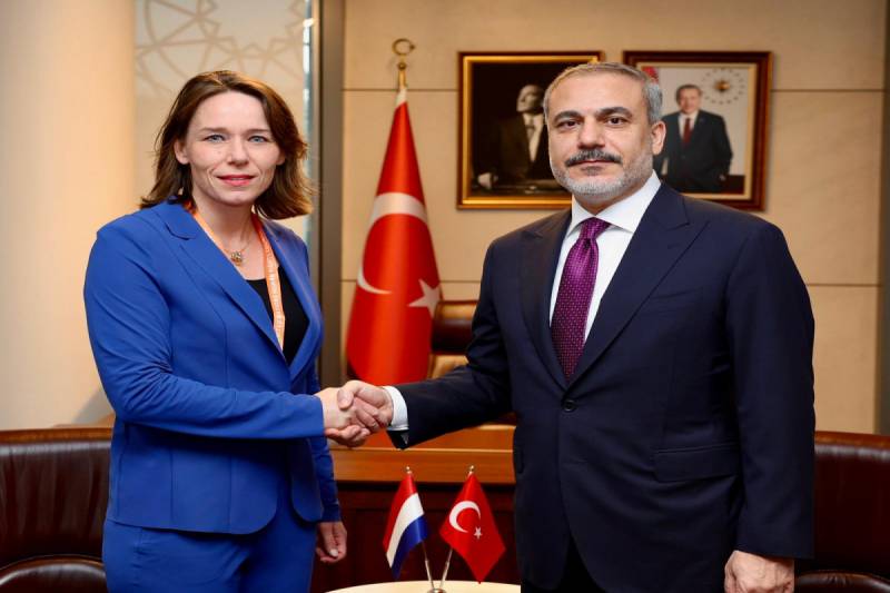 Fidan niderlandlı həmkarı ilə Quranı müzakirə etdi