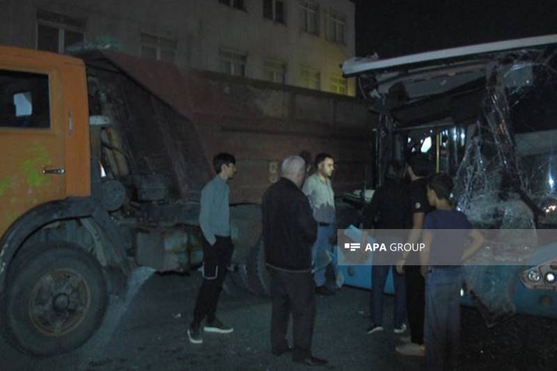 Bakıda avtobus “KamAZ”a çırpılıb, xəsarət alan var - FOTO