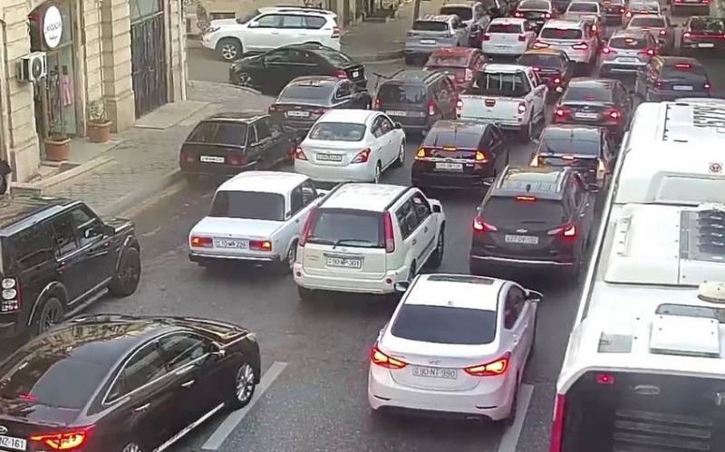 Bakıda 18 yolda tıxac var - SİYAHI