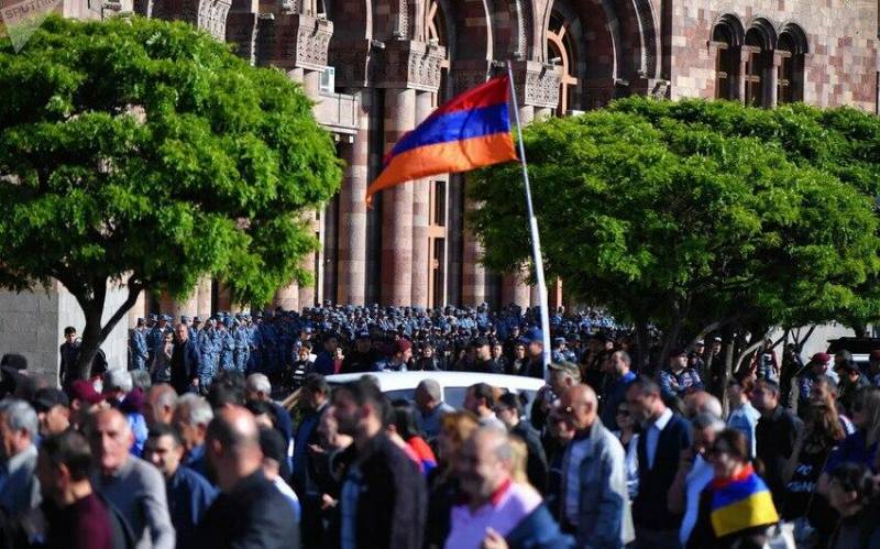 İrəvanda kütləvi etiraz aksiyası başladı