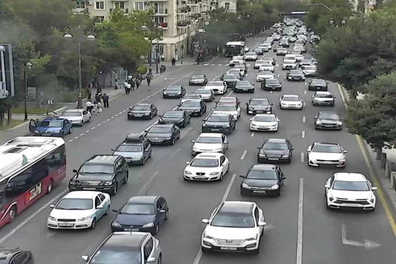 Bakının bir sıra yollarında tıxac yaranıb - SİYAHI