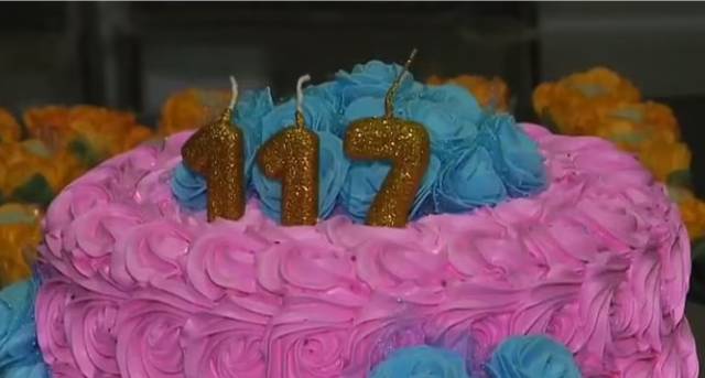 117 yaşlı qadın 107 yaşlı bacısı ilə ad günü qeyd etdi