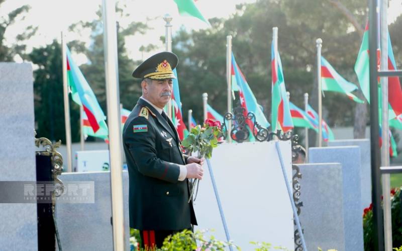 Müdafiə Nazirliyinin rəhbər heyəti Şəhidlər xiyabanını ziyarət edib - FOTO