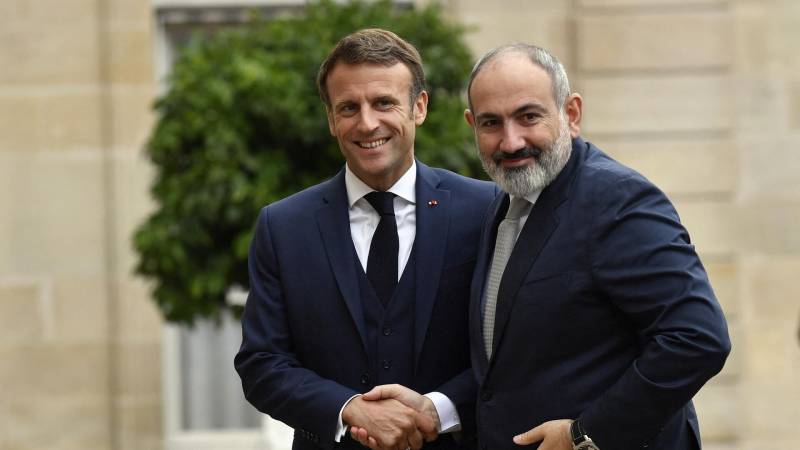 Makron Paşinyanla Qarabağı müzakirə etdi