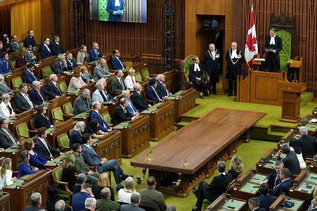 Ukraynalı veteranı \"qəhrəman\" adlandıran parlament sədri istefa verdi