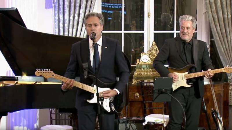 ABŞ dövlət katibi gitara çalıb, mahnı oxudu