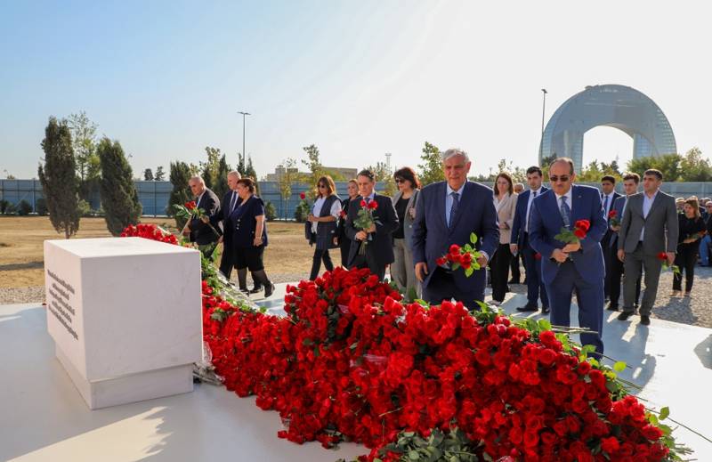 ADU kollektivi Zəfər parkını ziyarət edib - FOTOLAR
