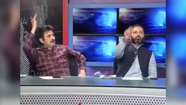 Pakistanda iki siyasətçi canlı yayımda əlbəyaxa oldu - VİDEO