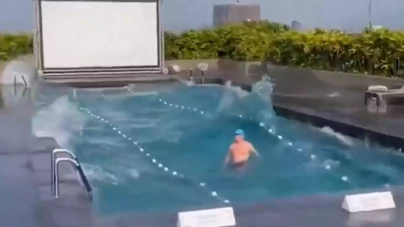 Hovuzda əylənərkən 7,4 bal gücündə zəlzələyə belə yaxalandı - VİDEO