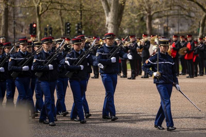 Fransa əsgərləri Bukinqem sarayını qoruyacaq