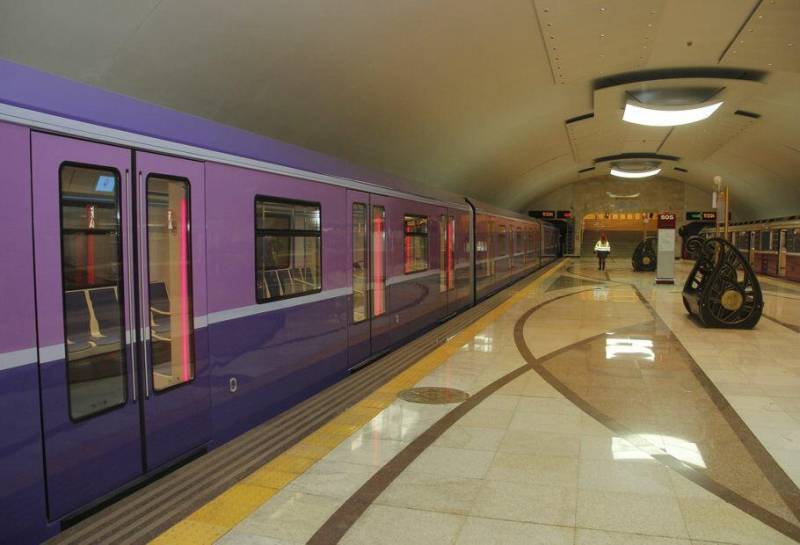 Azərbaycanlı aparıcıya metroda QƏRİBƏ CAVAB: \"Atam qoymur\" - VİDEO