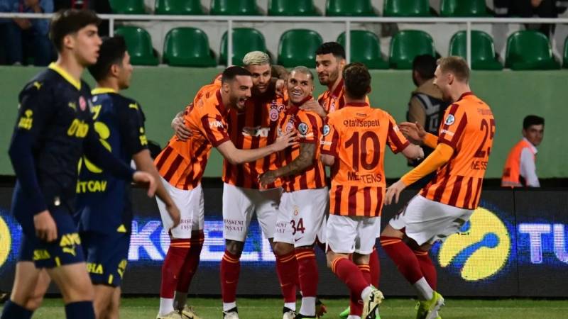\"Qalatasaray\" - \"Fənərbağça\" derbisində 90 ildən sonra ilk yaşandı