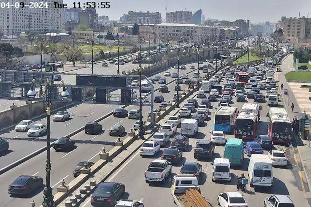 Bakıda 2 mərkəzi yolda təmirlə bağlı sıxlıq yarandı - FOTOLAR