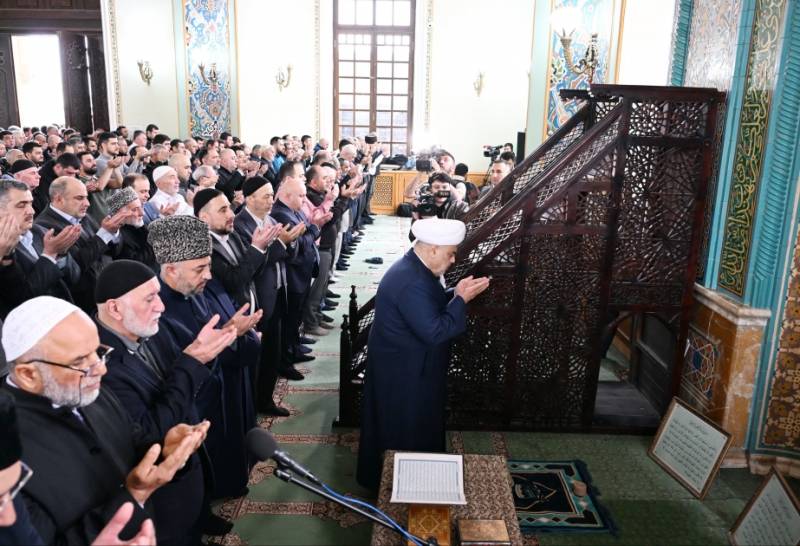 Bakıda bayram namazı qılındı - YENİLƏNDİ