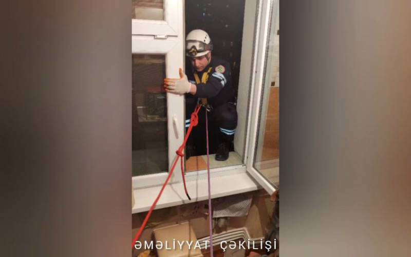 Bağlı qapı arxasında köməksiz qalan şəxs xilas edildi - VİDEO
