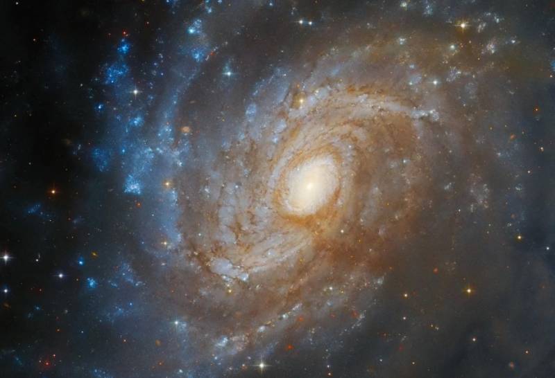 Qatı toz dumanında yerləşən qalaktikanın görüntüsünü yayıldı