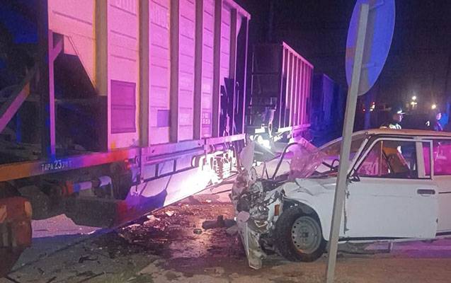 Bakıda ağır qəza: Biri qatara, digəri şlaqbaumunun dayağına çırpıldı - FOTO
