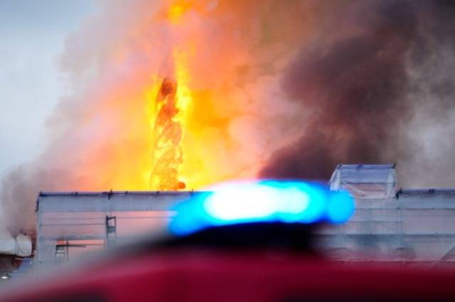 Danimarkada tarixi birja binası yandı - FOTO