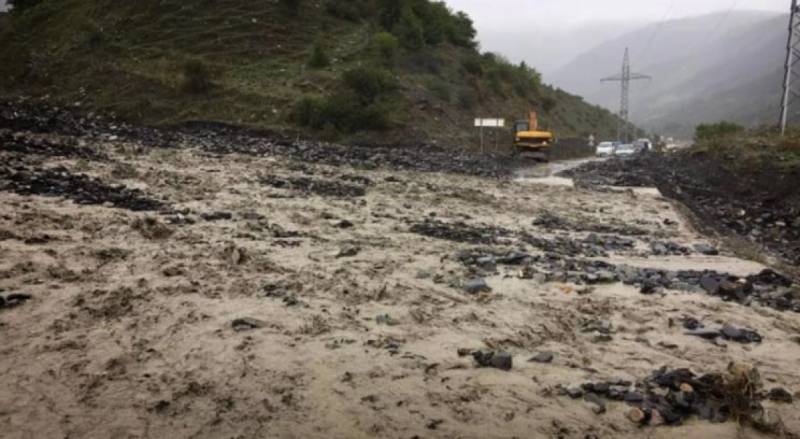 Gürcüstanda torpaq sürüşməsi 