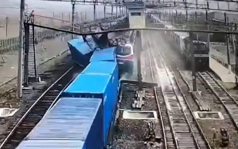 Qazaxıstanda yük qatarı qəzaya uğradı