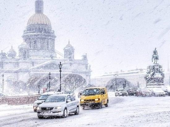 Sankt-Peterburqa güclü qar yağdı