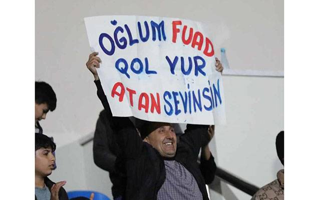 Futbolçunun atası oğluna maraqlı pankart açdı - FOTO