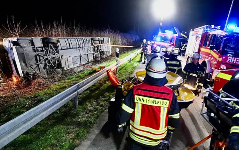 Almaniyada avtobus aşdı - 27 şagird xəsarət aldı