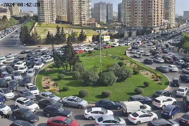 Bakıda nasaz avtomobil sıxlığa səbəb oldu - FOTO