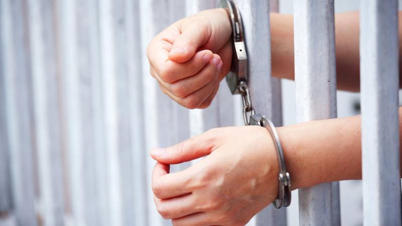 Bu ölkədə cəzaçəkmə müəssisəsində 13 mühafizəçi həbs olundu