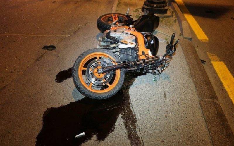 Bakıda motosikletlə avtomobil toqquşdu - Yaralanan var