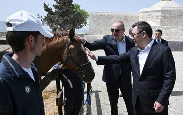 İlham Əliyev həmkarına Qarabağ atı hədiyyə etdi -  FOTOLAR 