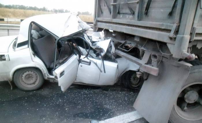 Bakıda minik avtomobili \"KamAZ\"la toqquşdu - Yaralılar var