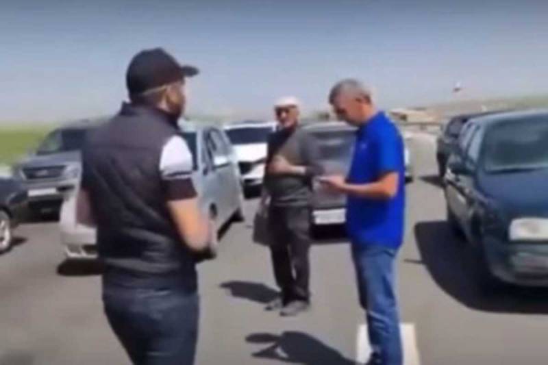 Ermənistanda delimitasiyaya etiraz edən bir qrup İrəvan-Gümrü yolunu bağladı