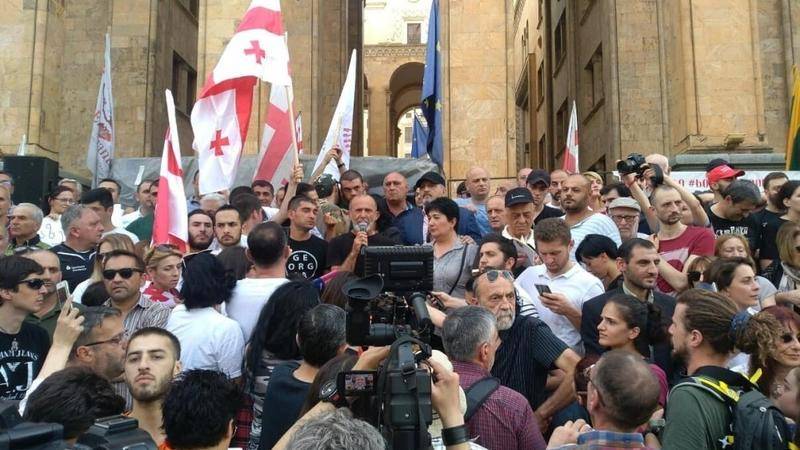 Gürcüstan parlamenti qarşısında aksiyaçılarla polis arasında qarşıdurma olub