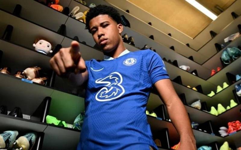 \"Çelsi\" futbolçusunu icarəyə verdi