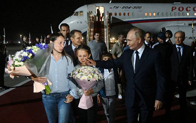 Putin onları hava limanında qarşıladı - VİDEO/FOTO