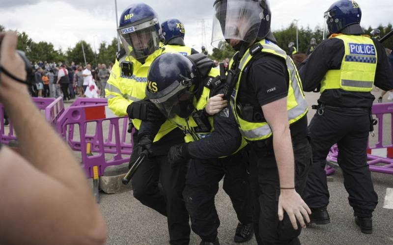 Britaniyada polislə toqquşma zamanı 100 nəfər saxlanıldı