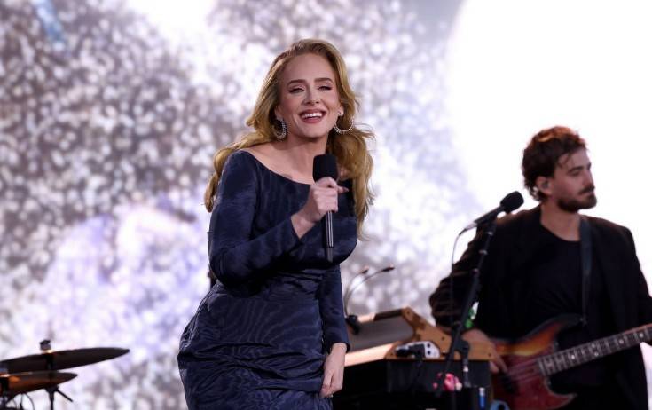 Adel buna görə konsertini dayandırdı 