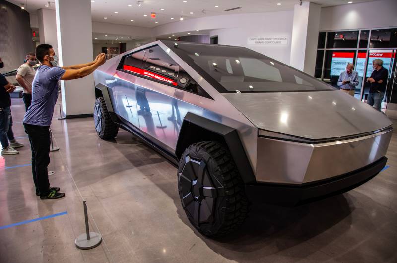 Məşhur Tesla avtomobili ilk dəfə ölümcül qəzaya uğradı - FOTO