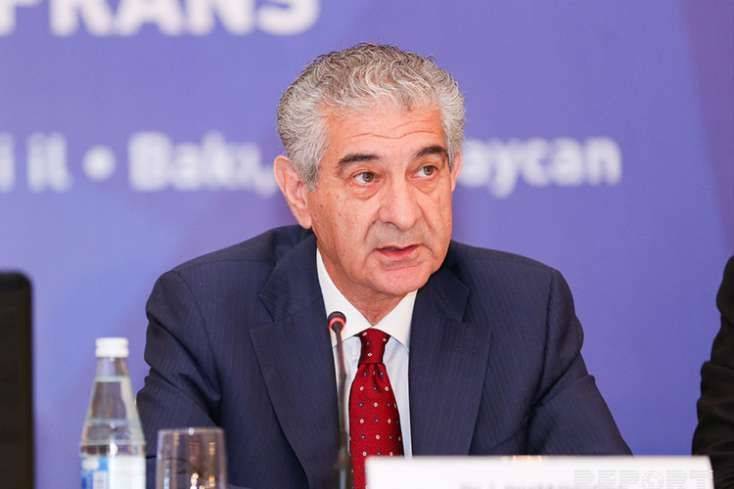 Əli Əhmədov əşyalarını da götürüb Nazirlər Kabinetindən çıxdı