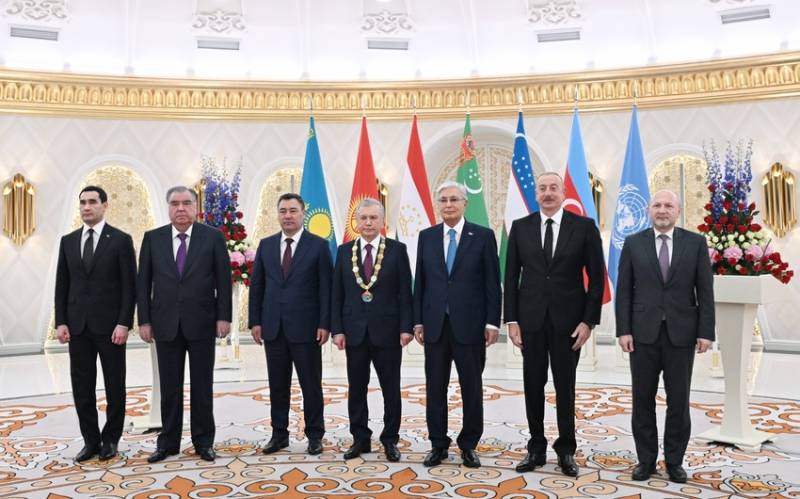 İlham Əliyev Astanada Özbəkistan Prezidentinin təltif olunması mərasimində iştirak edib - FOTOLAR