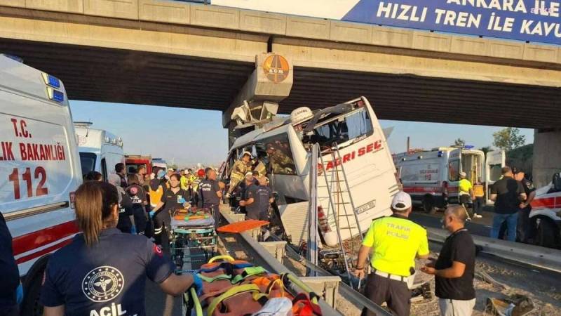 Ankarada dəhşətli qəza: Avtobus iki yerə bölündü - 9 ölü, 26 yaralı /VİDEO